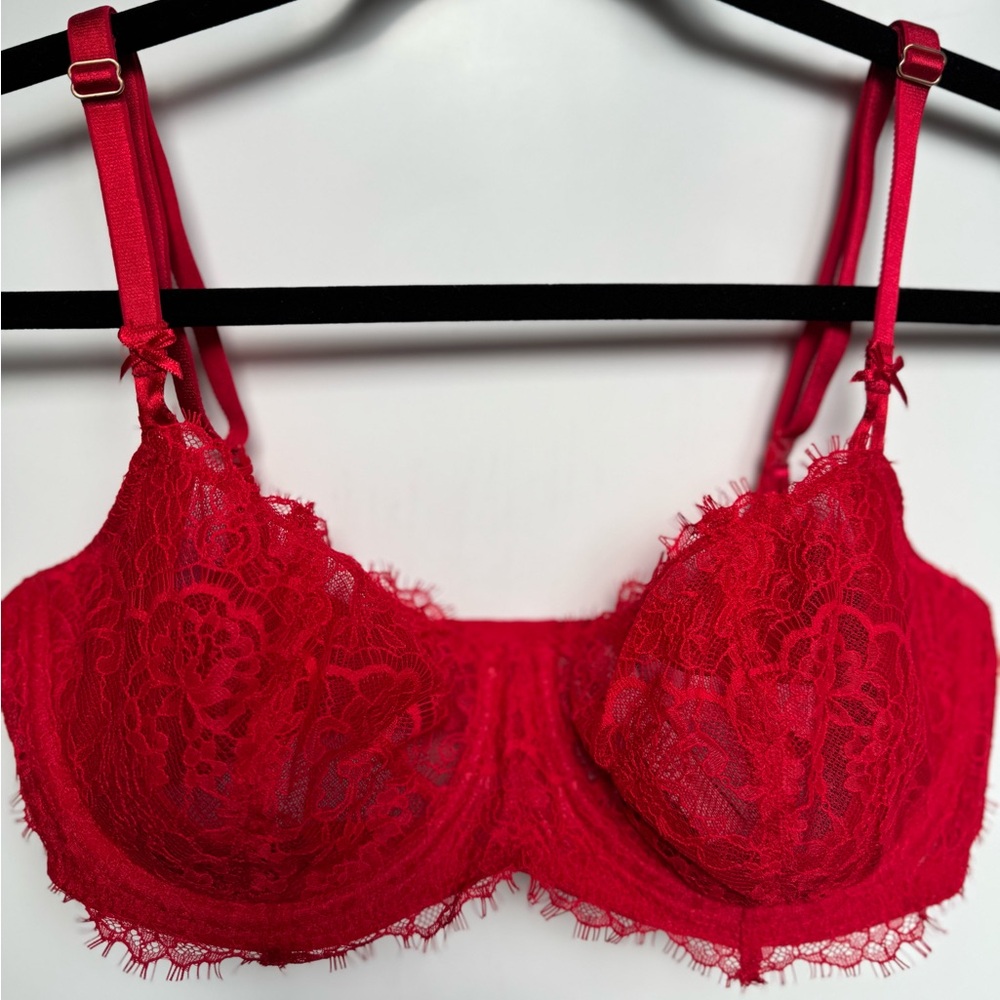 |NEW| VS Vibrant Red Lace Bra